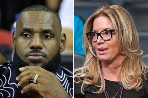 Jeanie Buss, joueuse des Lakers, montre sa chatte poilue et ses。